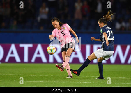 Paris, Frankreich. Juni, 2019 19. Caroline Weir (Schottland) (9) schießt den Ball nach vorne, 19.06.2019, Paris (Frankreich), Fußball, Wm 2019 die FIFA Frauen, Schottland - Argentinien, FIFA-BESTIMMUNGEN VERBIETEN DIE VERWENDUNG DER FOTOGRAFIE ALS BILD-SEQUENZEN UND/ODER QUASI-VIDEO. | Verwendung der weltweiten Kredit: dpa/Alamy leben Nachrichten Stockfoto