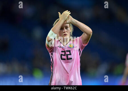 Paris, Frankreich. Juni, 2019 19. Erin Cuthbert (Schottland) (22) begrüßt die Fans - in Tränen - niedergedrückt, 19.06.2019, Paris (Frankreich), Fußball, Wm 2019 die FIFA Frauen, Schottland - Argentinien, FIFA-BESTIMMUNGEN VERBIETEN DIE VERWENDUNG DER FOTOGRAFIE ALS BILD-SEQUENZEN UND/ODER QUASI-VIDEO. | Verwendung der weltweiten Kredit: dpa/Alamy leben Nachrichten Stockfoto