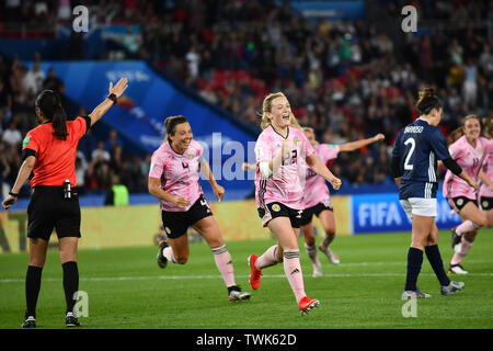 Paris, Frankreich. Juni, 2019 19. Erin Cuthbert (Schottland) (22) feiert nach Ihrem 3-0 Freude, 19.06.2019, Paris (Frankreich), Fußball, Wm 2019 die FIFA Frauen, Schottland - Argentinien, FIFA-Bestimmungen verbieten die Verwendung von Fotografien als BILDSEQUENZEN UND/ODER QUASI-VIDEO. | Verwendung der weltweiten Kredit: dpa/Alamy leben Nachrichten Stockfoto