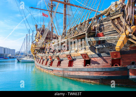 Genua, Italien - 9. MÄRZ 2019: Der alte Hafen mit einem Nachbau eines historischen Piratenschiff in Genua, Italien Stockfoto