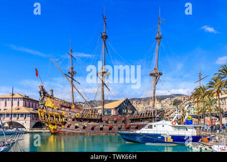 Genua, Italien - 9. MÄRZ 2019: Piratenschiff aus dem Film Pirates von Roman Polanski im Hafen Porto Antico, Genua, Italien Stockfoto