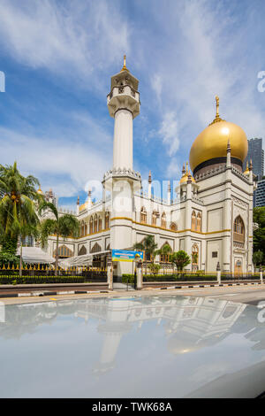 Spiegelung der Masjid Sultan Moschee entlang der North Bridge Straße in Kampong Glam, ein beliebtes Ziel für Touristen in Singapur. Stockfoto