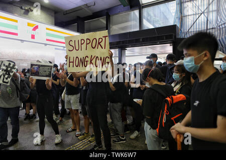 Eine Demonstrantin zeigt ein Plakat liest" zu unterstützen Hongkong" Während des Protestes. Tausende von Demonstranten auf den Straßen in der Nähe der Regierung und der Polizei Hauptquartier Hauptquartier in Hongkong beschäftigt hat, sie fordern die Chief Executive Carrie Lam von der Macht und der Rückzug der Auslieferung Rechnung zu Schritt nach unten. Stockfoto