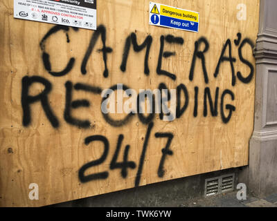 Kameras die Aufnahme unterzeichnen, in der Sauchiehall Street, Glasgow, Schottland. Stockfoto