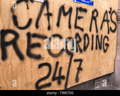 Kameras die Aufnahme unterzeichnen, in der Sauchiehall Street, Glasgow, Schottland. Stockfoto