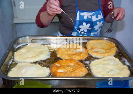 , "Alassadas", einem beliebten traditionellen Dessert auf den Azoren, Portugal. Stockfoto