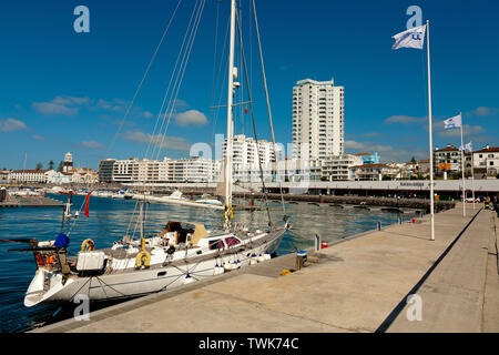 Schönen Tag in der Stadt Ponta Delgada, mit einer Yacht und ein Teil der Marina im Rahmen sichtbar. Insel Sao Miguel, Azoren, Portugal. Stockfoto