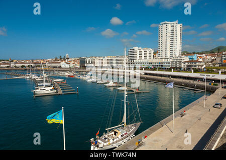 Schönen Tag in der Stadt Ponta Delgada, mit einer Yacht und ein Teil der Marina im Rahmen sichtbar. Insel Sao Miguel, Azoren, Portugal. Stockfoto