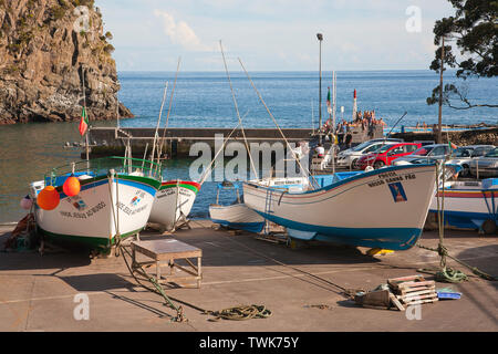 Kleine Fischerboote im Hafen von caloura. Insel Sao Miguel, Azoren, Portugal. Stockfoto