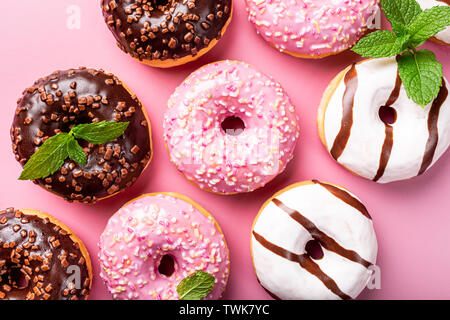 Bunte Donuts auf rosa Hintergrund Stockfoto