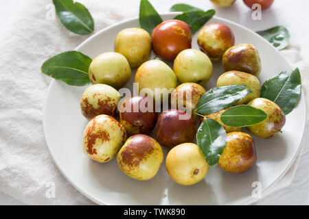 Frische Datteln auf einer Platte Stockfoto