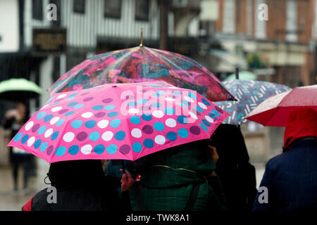 Touristen mit Sonnenschirmen in Stratford-upon-Avon, Warwickshire, Großbritannien Stockfoto