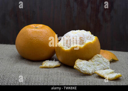 Orange und Orangenschalen. Stockfoto