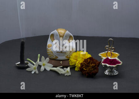 Ganesha mit Blumen und Räucherstäbchen. Stockfoto