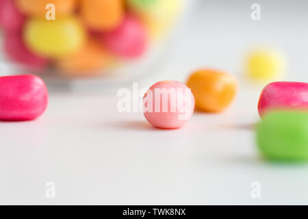 Nahaufnahme der Bonbons auf weißem Hintergrund Stockfoto