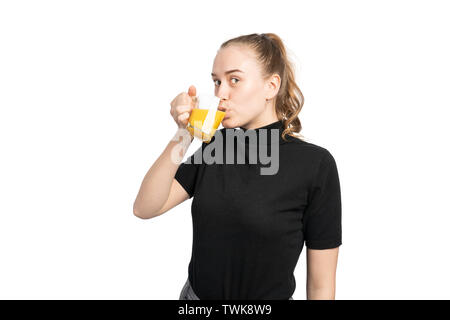 Studio erschossen Der junge Frau trinkt ein Glas Orangensaft Stockfoto