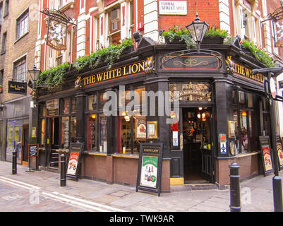 Englischer Pub, Außenansicht des White Lion, einem typischen englischen Public House, bekannt als ein Pub. London, England - 24. November 2009. Stockfoto