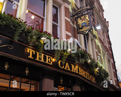 Englischer Pub, Außenansicht des Cambridge, eine typische Public House, wie ein Pub bekannt. London, England - 24. November 2009. Stockfoto