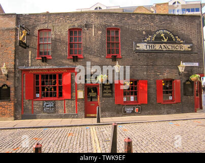 Englischer Pub, Außenansicht des Anker, eine typische Public House, wie ein Pub bekannt. London, England - 24. November 2009. Stockfoto