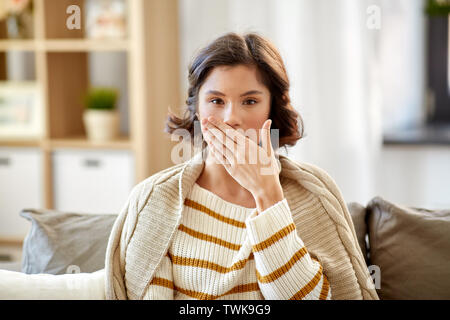 Kranke Frau in der Decke zu Hause Husten Stockfoto