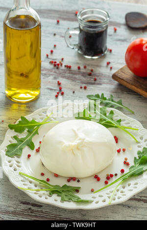 Burrata, italienischem Käse mit Tomaten, Gewürze, argugula und Olivenöl und Balsamico-Essig Stockfoto