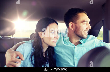 Glücklich der Mann und die Frau umarmt auf Taxi zurück Sitz Stockfoto