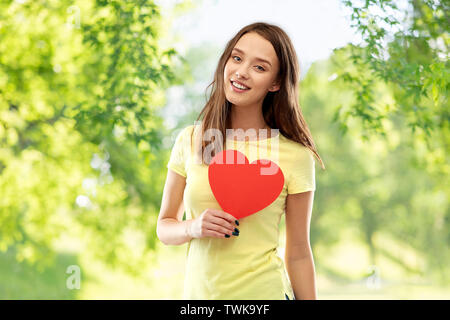 Smiling teenage Mädchen mit roten Herzen Stockfoto