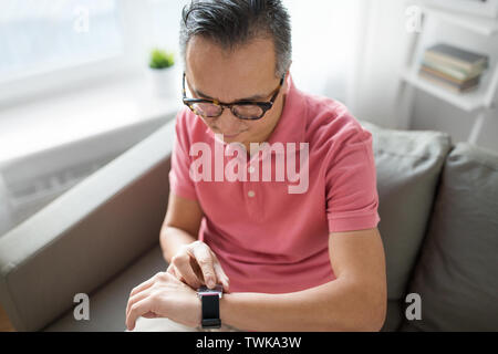 Nahaufnahme der Mann mit smart Watch Stockfoto