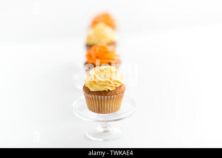 Cupcakes mit Zuckerguss auf Süßwaren steht Stockfoto