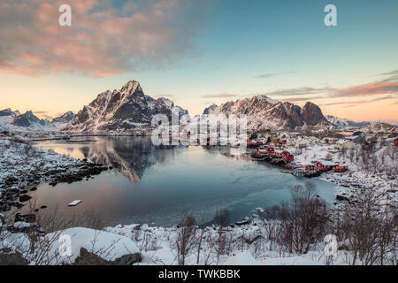 Sicht der Reine Dorf mit Snow Mountain Range auf die Küste im Lofoten Inseln, Norwegen Stockfoto