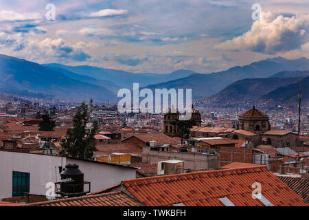 Cusco, Peru. 02 Mai, 2019. Blick über die Dächer von Cusco mit Blick auf die Iglesia de San Pedro (St. Peter's Church) Cusco war die Hauptstadt der Inkas, heute ist es die Hauptstadt der Region mit dem gleichen Namen und liegt im Zentrum der Anden Hochland auf 3400 Meter über Normal Null. Credit: Tino Plunert/dpa-Zentralbild/ZB/dpa/Alamy leben Nachrichten Stockfoto