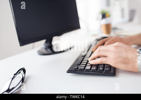 Nahaufnahme von männlichen Händen tippen auf der Computertastatur Stockfoto