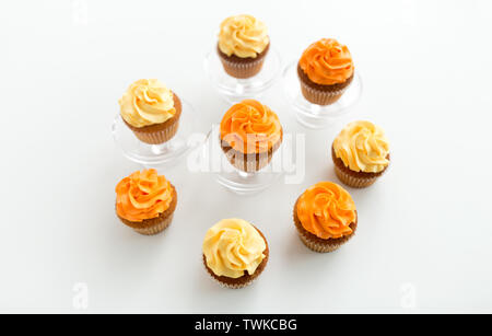 Cupcakes mit Zuckerguss auf Süßwaren steht Stockfoto