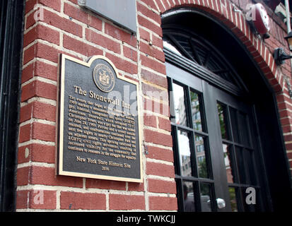 19. Juni 2019, US, New York: Eine Gedenktafel an der Fassade des Stonewall Inn in Greenwich Village erinnert uns an die Anfänge der Protestbewegung. Auf eine warme Nacht am 28. Juni, vor genau 50 Jahren, etwa 200 Menschen, darunter viele Homosexuelle, Feiern in der beliebten Bar tonewall Inn" in der Christopher Street in Greenwich Village, wenn acht Polizisten plötzlich ankommen. Es kommt zu einem Handgemenge. Die Unruhen sind die Funken, der eine internationale Bewegung in Bewegung setzt - und die "tonewall Inn' wird der Kern der Protestbewegung. (Dpa 'Metropole in Regenbogen Farben: New York celeb Stockfoto