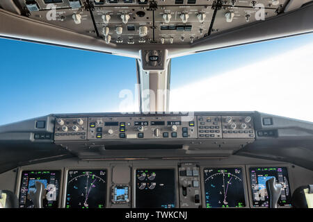 In einem großen Jet fliegen Flugzeug Cockpit, Autopilot Abzweig auf der rechten Seite Stockfoto