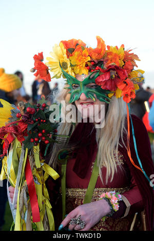 Warten auf die Sonne, die Nachtschwärmer in Stonehenge in Wiltshire begrüßen die Sommersonnenwende. Solstice vom lateinischen Wort sol sistere Bedeutung Sonne Stillstand Stockfoto