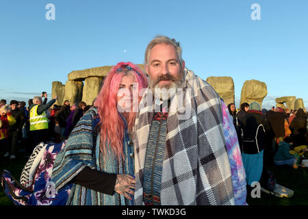 Warten auf die Sonne, die Nachtschwärmer in Stonehenge in Wiltshire begrüßen die Sommersonnenwende. Solstice vom lateinischen Wort sol sistere Bedeutung Sonne Stillstand Stockfoto