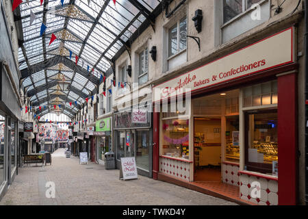 Viktorianischen Arkaden mit unabhängigen Geschäften, Barnsley, South Yorkshire, England, Großbritannien Stockfoto