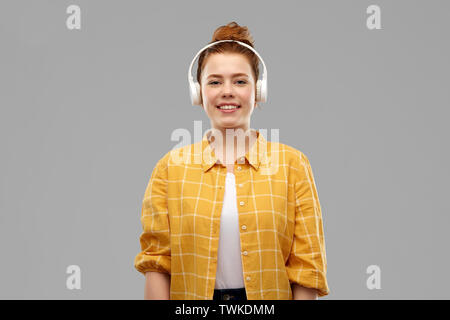 Jugendmädchen in Kopfhörer Musik hören Stockfoto