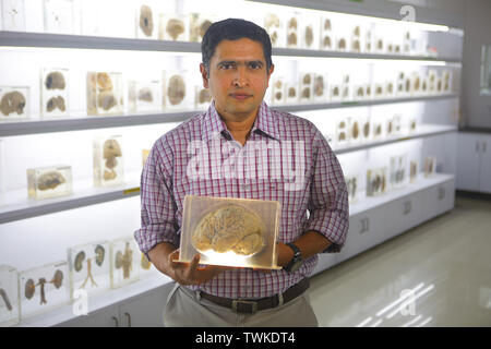 Bangalore, Karnataka, Indien. 13 Dez, 2018. 13 Dez 2018 - Bangalore, Indien. Portrait von Dr. Shivarama Varambally, Professor der Psychiatrie an nimhans am Gehirn Museum im nimhans Campus. Die wissenschaftlichen Untersuchungen an der NIMHANS (Nationales Institut für seelische Gesundheit und Neuro Wissenschaften, Bengaluru) kommen zu dem Schluss, dass aufgrund der Schwingungen während der 'AUM singen 'Phase erstellt der Verstand erreicht einen tiefen Zustand der Entspannung. Credit: Subhash Sharma/ZUMA Draht/Alamy leben Nachrichten Stockfoto