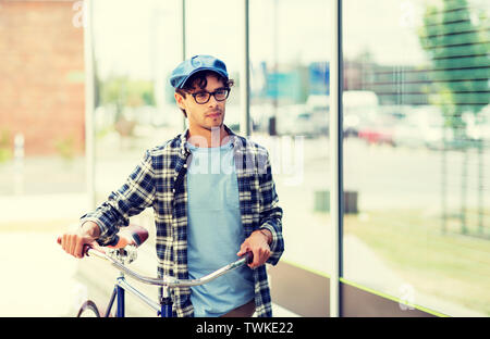Hipster-Mann mit dem starren Gang Fahrrad Stockfoto