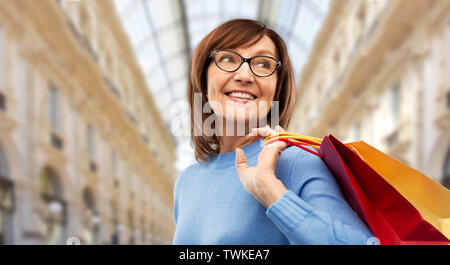 Ältere Frau mit Einkaufstüten über Mall Stockfoto