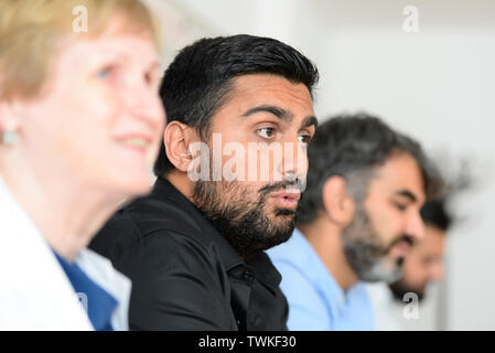 21. Juni 2019, Nordrhein-Westfalen, Köln: Der Kölner Sozialarbeiter Adil Demirci Kommentare bei einer Pressekonferenz auf die Ereignisse rund um seine Person. Demirci war vor 14 Monaten in der Türkei unter dem Verdacht des Terrorismus festgenommen. Erst nach dem Tod seiner Mutter in Deutschland war er erlaubt die Türkei wieder zu verlassen. Foto: Roberto Pfeil/dpa Stockfoto