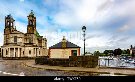 Die Pfarrkirche SS. Petrus und Paulus und mit ihren grünen Kuppeln, die Brücke über den Fluss Shannon in der Stadt Athlone, wunderbare Bewölkter Tag Stockfoto