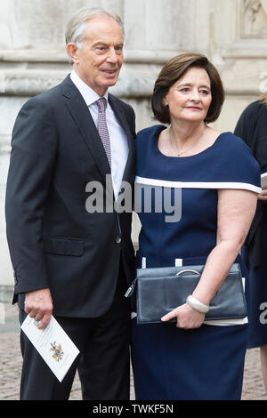 London, Großbritannien. Juni, 2019 20. Der ehemalige britische Premierminister Tony Blair und seine Frau Cherie Blair sind nach der Teilnahme an einem Dienst der Danksagung für das Leben und die Arbeit der ehemaligen Kabinettschef Jeremy Heywood, in der Westminster Abbey in London, Großbritannien, 20. Juni 2019 gesehen. Credit: Ray Tang/Xinhua/Alamy leben Nachrichten Stockfoto