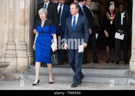 London, Großbritannien. Juni, 2019 20. Der britische Premierminister Theresa May (L) und der ehemalige britische Premierminister David Cameron verlassen nach der Teilnahme an einem Dienst der Danksagung für das Leben und die Arbeit der ehemaligen Kabinettschef Jeremy Heywood, in der Westminster Abbey in London, Großbritannien, 20. Juni 2019. Credit: Ray Tang/Xinhua/Alamy leben Nachrichten Stockfoto