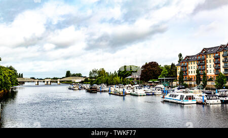 Blick auf den Fluss Shannon mit Booten im Dock mit der S-Bahn Brücke im Hintergrund verankert in der Stadt Athlone, wunderschönen und entspannten Tag Stockfoto