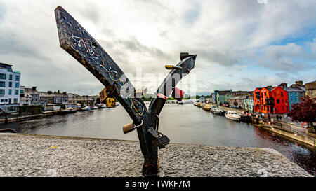 Schmied Struktur mit Vorhängeschlössern, die auf einer Brücke über den Fluss Shannon und das Dorf von Athlone im Hintergrund, wunderbar sonnigen Tag sitzt Stockfoto