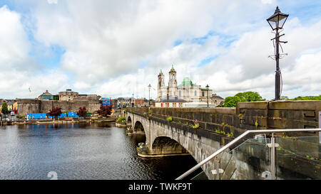 Schöne Aussicht von der Brücke über den Fluss Shannon, die Pfarrkirche SS. Peter und Paul und die Burg in der Stadt Athlone, wunderschönen Tag Stockfoto