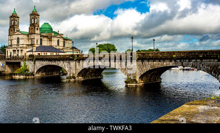 Schöne Aussicht von der Brücke über den Fluss Shannon, die Pfarrkirche SS. Peter und Paul mit ihren grünen Kuppeln in der Stadt Athlone, wunderbar ruhig d Stockfoto